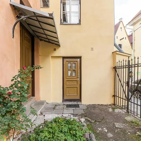 Kgb Bunker In The Old Town * تالين