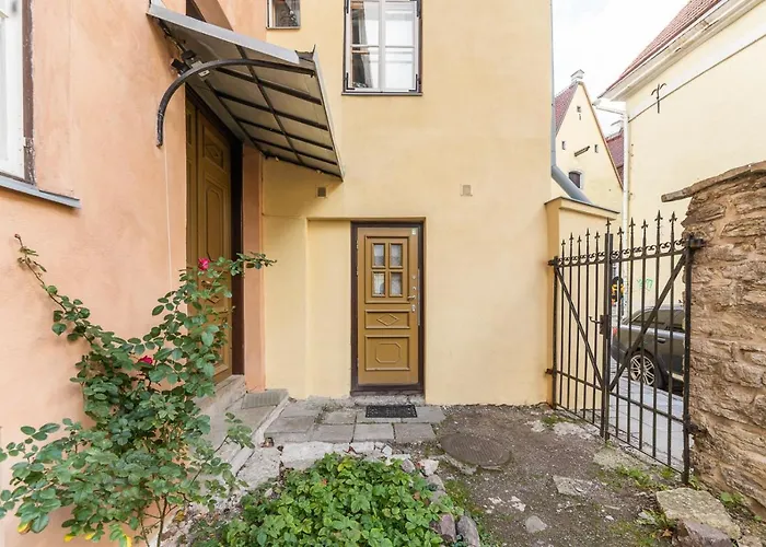 Kgb Bunker In The Old Town * تالين